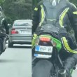 Мотористи, скрили номерата си с тиксо, извършват опасни маневри ВИДЕО