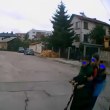 Три деца на една тротинетка изскочиха пред кола ВИДЕО