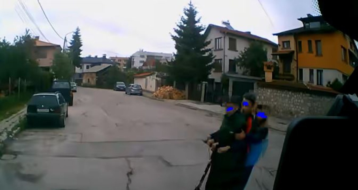 Три деца на една тротинетка изскочиха пред кола ВИДЕО