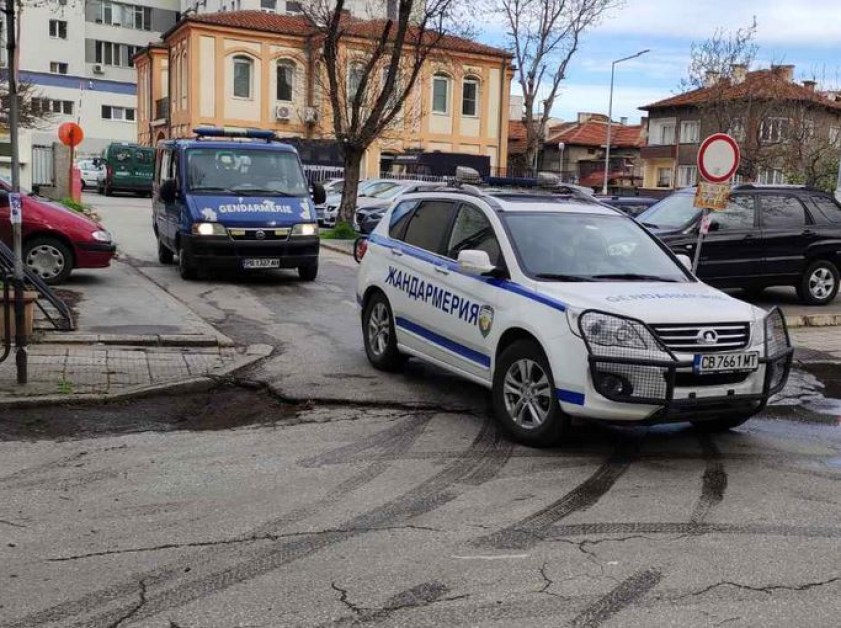 21-годишен преби мъж пред магазин, прати го в болница