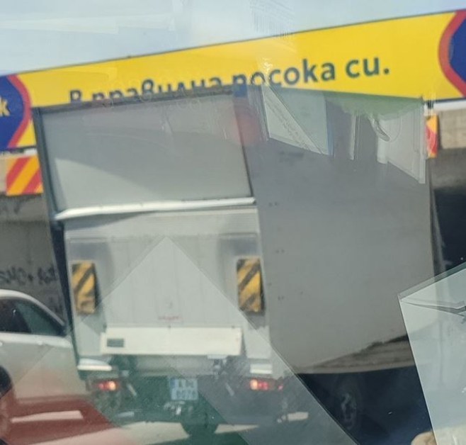 Камион заседна в подлез в София СНИМКА
