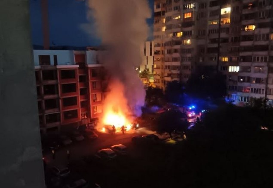 Кола изгоря на паркинг в София ВИДЕО
