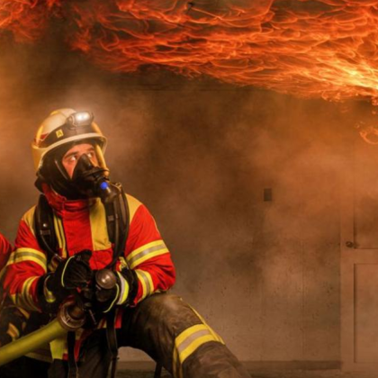 Най малко 12 души загинаха а трима бяха ранени при пожар