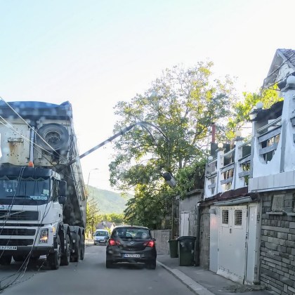 Инцидент затруднява движението във Владая тази сутрин Граждани твърдят че камион