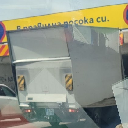 Куриозен инцидент на познато място в столицата Камион се е блъснал