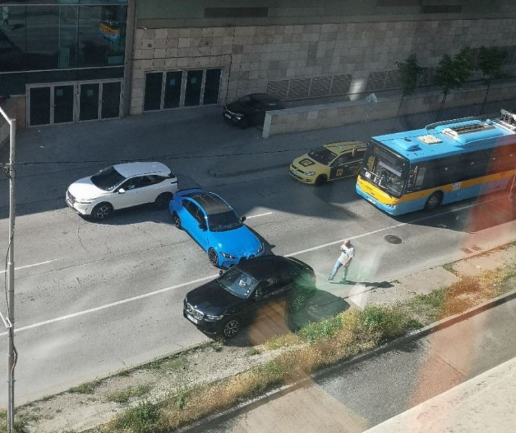 Докато караш в насрещното, само в България някой може да те удари отзад СНИМКА