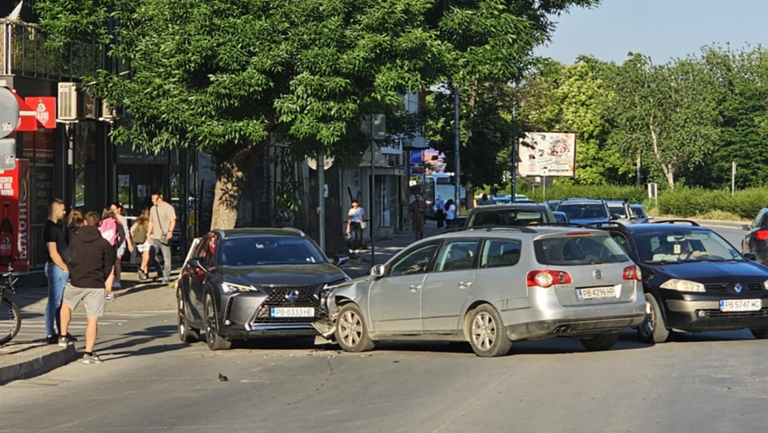 Катастрофа между две коли в Пловдив СНИМКИ
