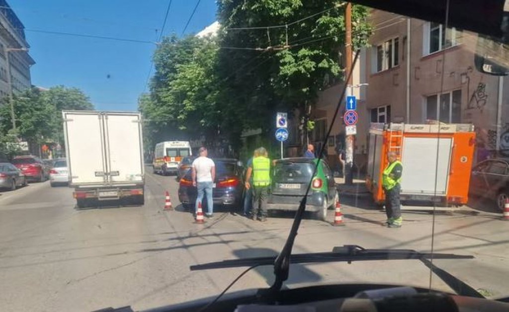 Катастрофа затруднява движението в София, пристигна линейка СНИМКА