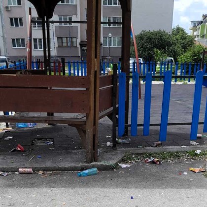 Едни чистят, други цапат: Отново превърнаха столична беседка в сметище СНИМКИ