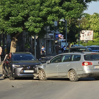 Пътнотранспортно произшествие между два леки автомобила предизвика затруднение на движението