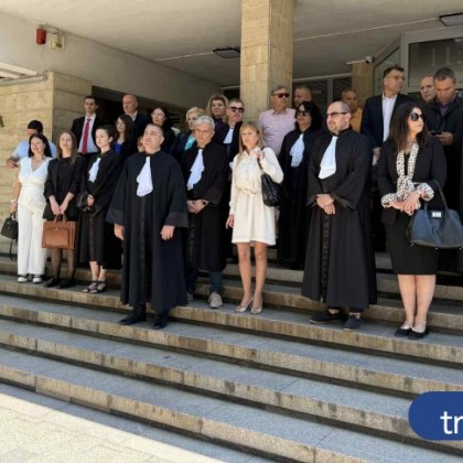 Адвокатите от Пловдив излязоха на протест като точно в 12 00
