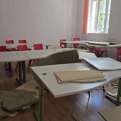 Част от окачен таван на кабинет в Музикалния корпус на