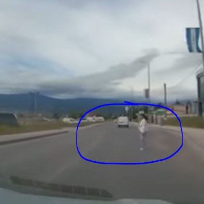 Пешеходка ненадейно изскача на пътното платно на пловдивски булевард за