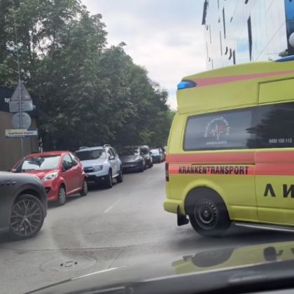 В центъра на този градски абсурд е луксозен SUV излъскан до