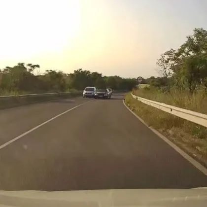 "Затова пътищата са ни гробници": БМВ с безумно изпреварване ВИДЕО