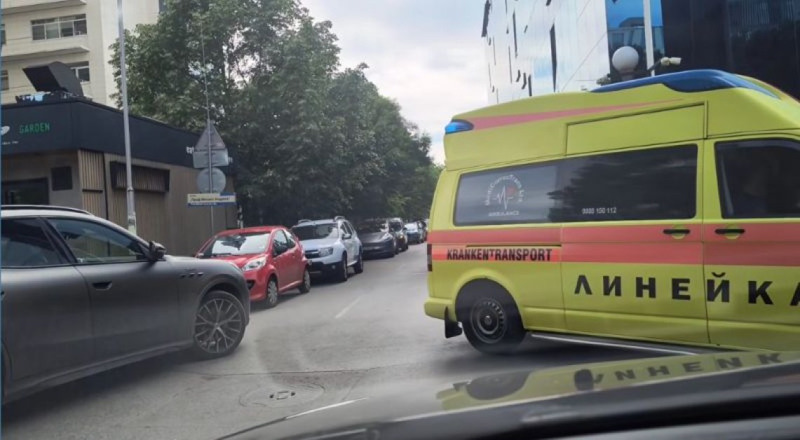 Там, където линейката чака, а Наглостта минава с предимство СНИМКИ