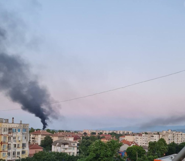 Черен дим се издига над Пазарджик СНИМКИ