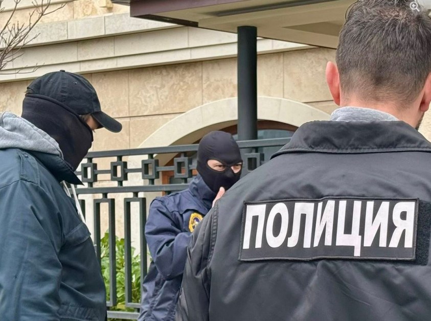 Двама нападнаха и ограбиха мъж пред казино