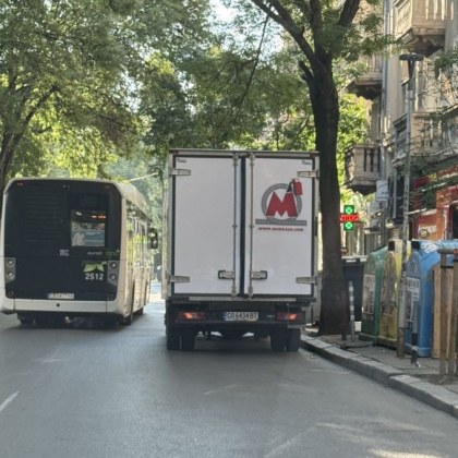 Сценарият е добре познат – тежкотоварен камион паркира върху спирка