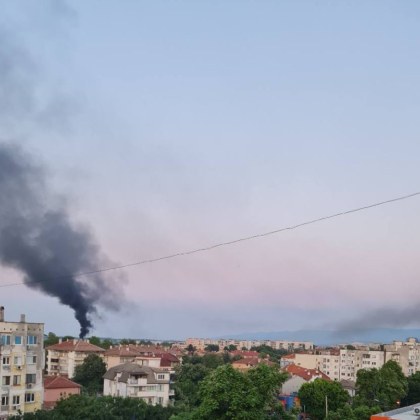 Гъст черен дим се издига в небето над Пазарджик За