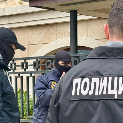 Двама нападнаха и ограбиха мъж пред казино