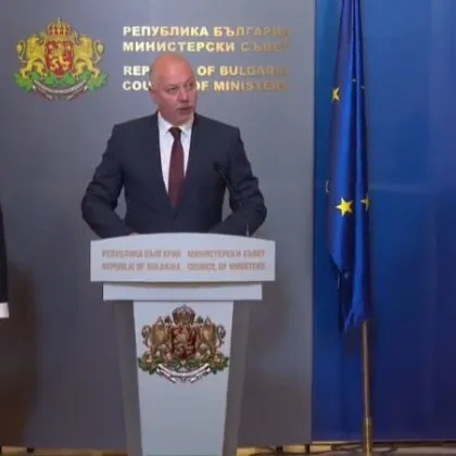 Министър председателят Росен Желязков министърът на финансите Теменужка Петкова и управителят