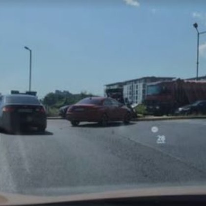 Катастрофа между два леки автомобила предизвика сериозно задръстване в столицата