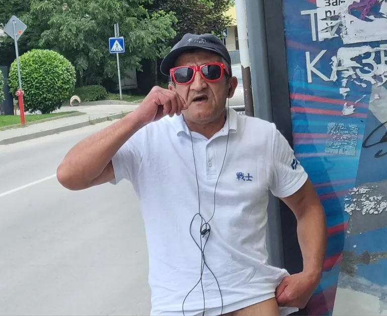 Ужас на спирка във Варна: Мъж се съблече гол пред жена и деца!