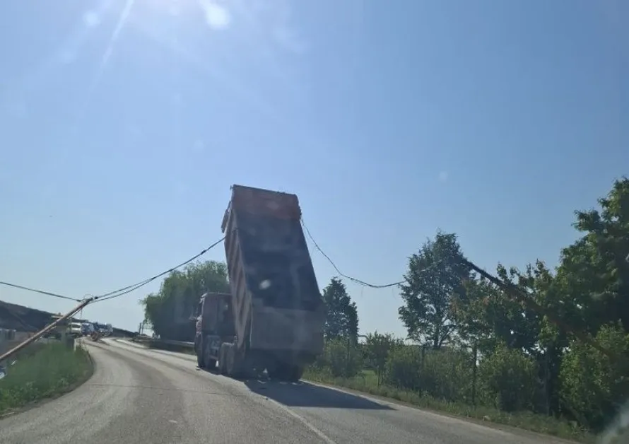 Гондола на автопилот: камион вдигна каросерия, скъса кабели и продължи невъзмутимо