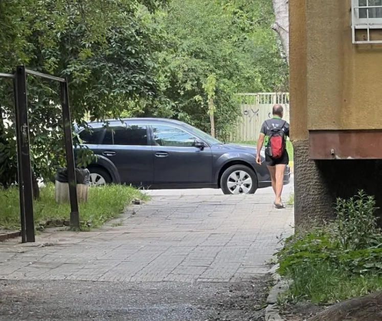 Извратеняк със свалени гащи дебне деца посред бял ден