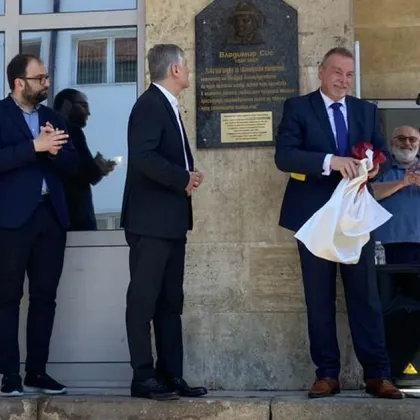 Паметна плоча с барелеф на чешкия журналист военен кореспондент писател