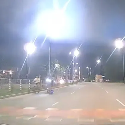 Запис от видеорегистратор на автомобил улови как двама младежи карат