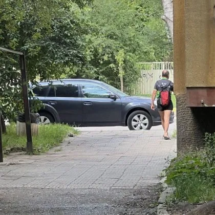 Какво прави един възрастен мъж посред бял ден на пейка