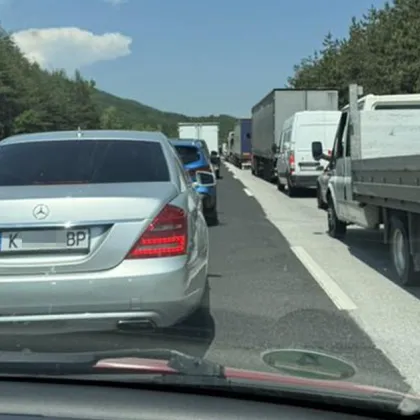 Катастрофа между тежкотоварен автомобил ТИР и бус е възникнала днес