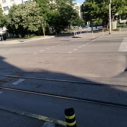 Пропадане на пътя принуждава шофьори да използват насрещното на столична улица СНИМКИ
