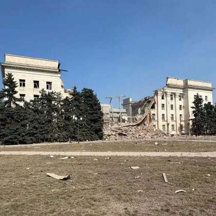 Русия унищожи сградата на администрацията в Херсон СНИМКИ