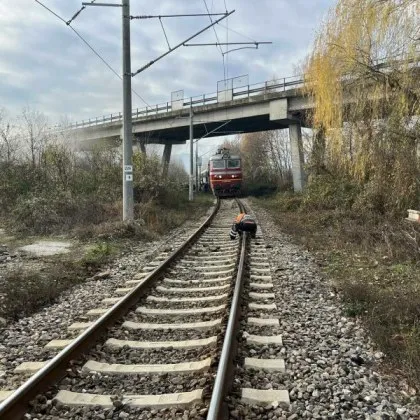 40 годишна пешеходка е била блъсната от влак между гарите Казичене