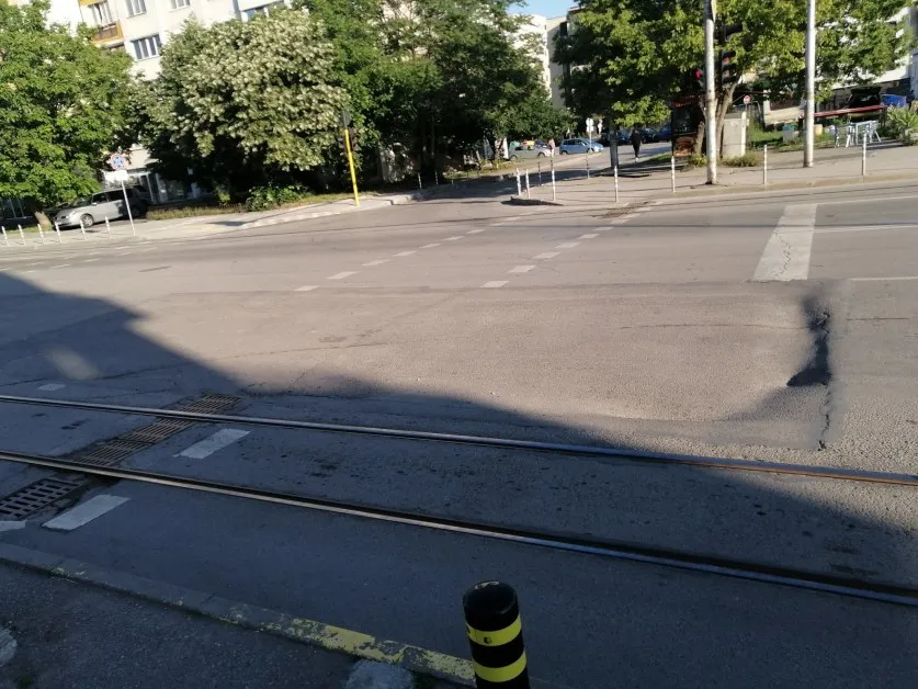 Пропадане на пътя принуждава шофьори да използват насрещното на столична улица СНИМКИ