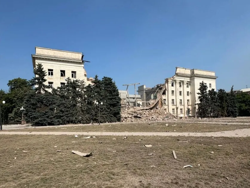 Русия унищожи сградата на администрацията в Херсон СНИМКИ