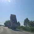 Гондола на автопилот: камион вдигна каросерия, скъса кабели и продължи невъзмутимо