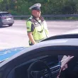 Пътни знаци на АМ "Тракия" изхвърчаха към кола с майка и дете