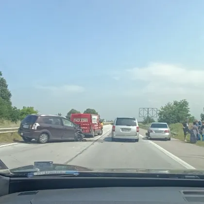 Две катастрофи станаха днес на автомагистрала Тракия Общо осем превозни