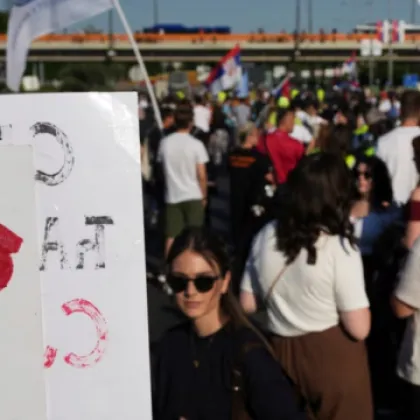 Кола блъсна протестираща в Нови Сад