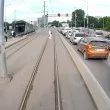 "Защоооо?": Опасно пресичане пред трамвай в София ВИДЕО