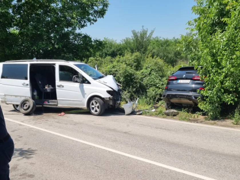 Бус и джип се блъснаха в Плевенско СНИМКИ