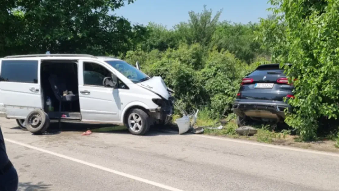 Дете е сред пострадалите в катастрофа на пътя Червен бряг - Чомаковци