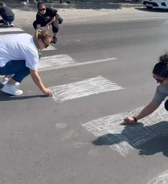 Деца и родители нарисуваха пешеходна пътека с тебешир СНИМКИ