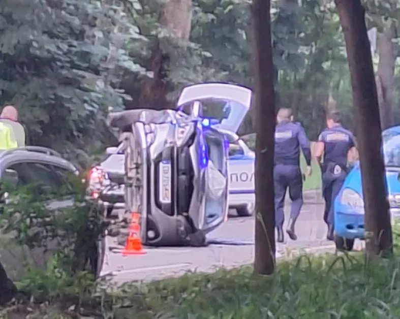 Кола се обърна странично в София СНИМКИ