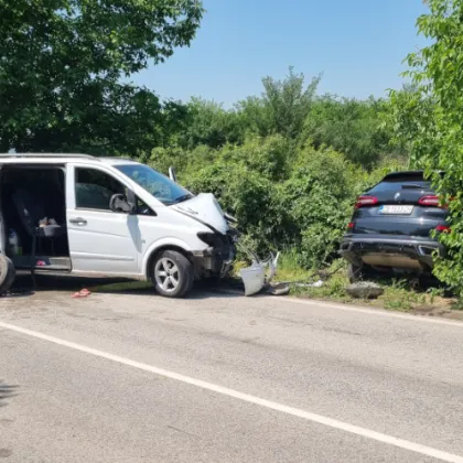 Джип и бус катастрофираха в Плевенско Произшествието е станало на