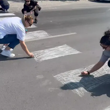 Деца и родители нарисуваха пешеходна пътека с тебешир СНИМКИ